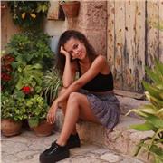 Estudiante del grado de quimica que imparte clases a niños de hasta cuarto de la eso